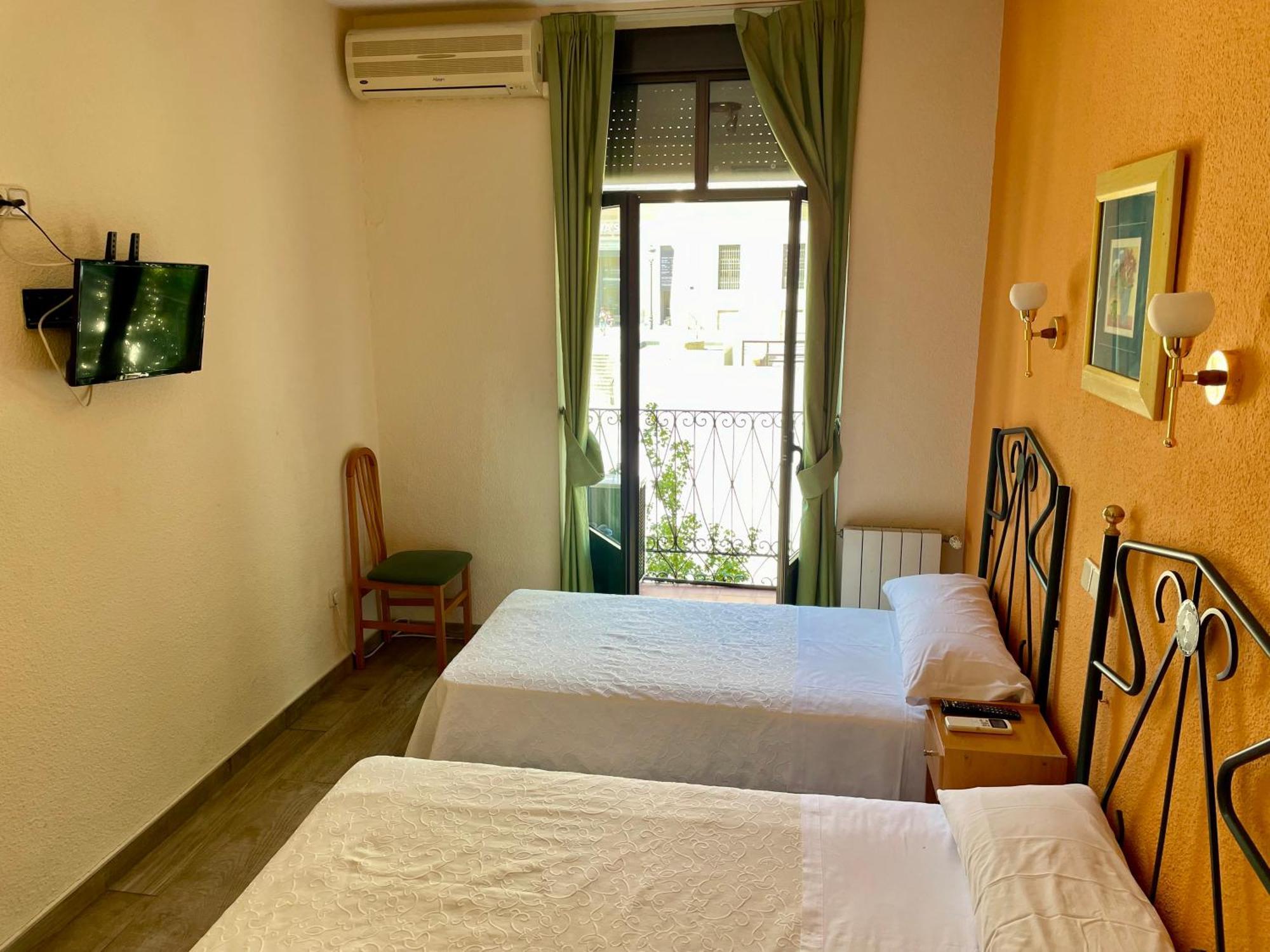 Hostal Fernandez Atocha มาดริด ภายนอก รูปภาพ