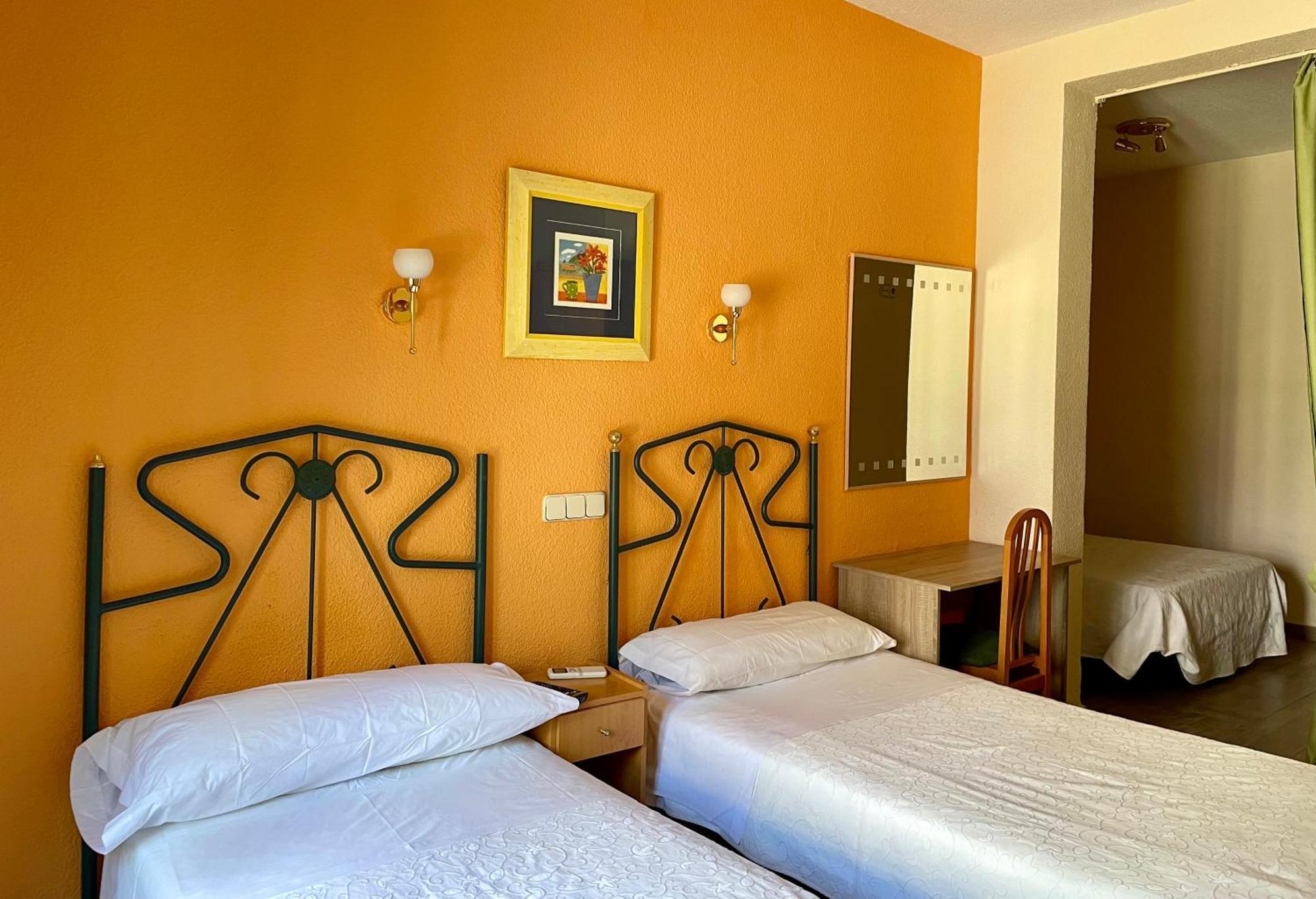Hostal Fernandez Atocha มาดริด ภายนอก รูปภาพ