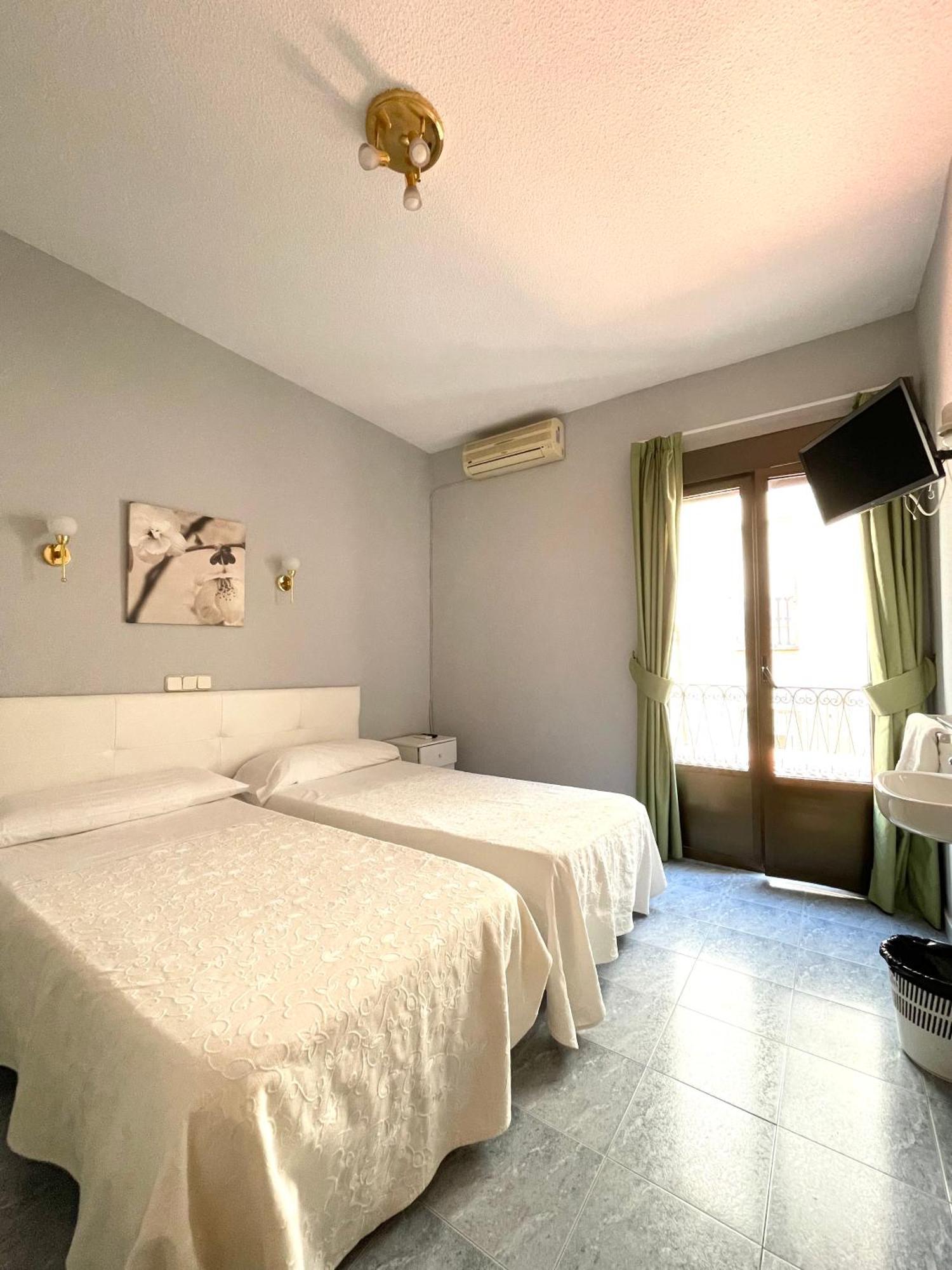 Hostal Fernandez Atocha มาดริด ภายนอก รูปภาพ