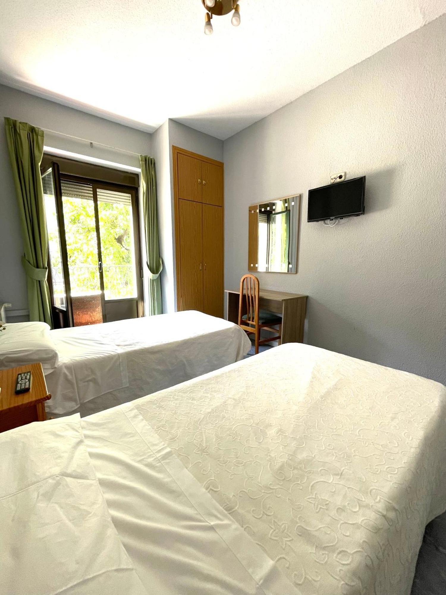 Hostal Fernandez Atocha มาดริด ภายนอก รูปภาพ