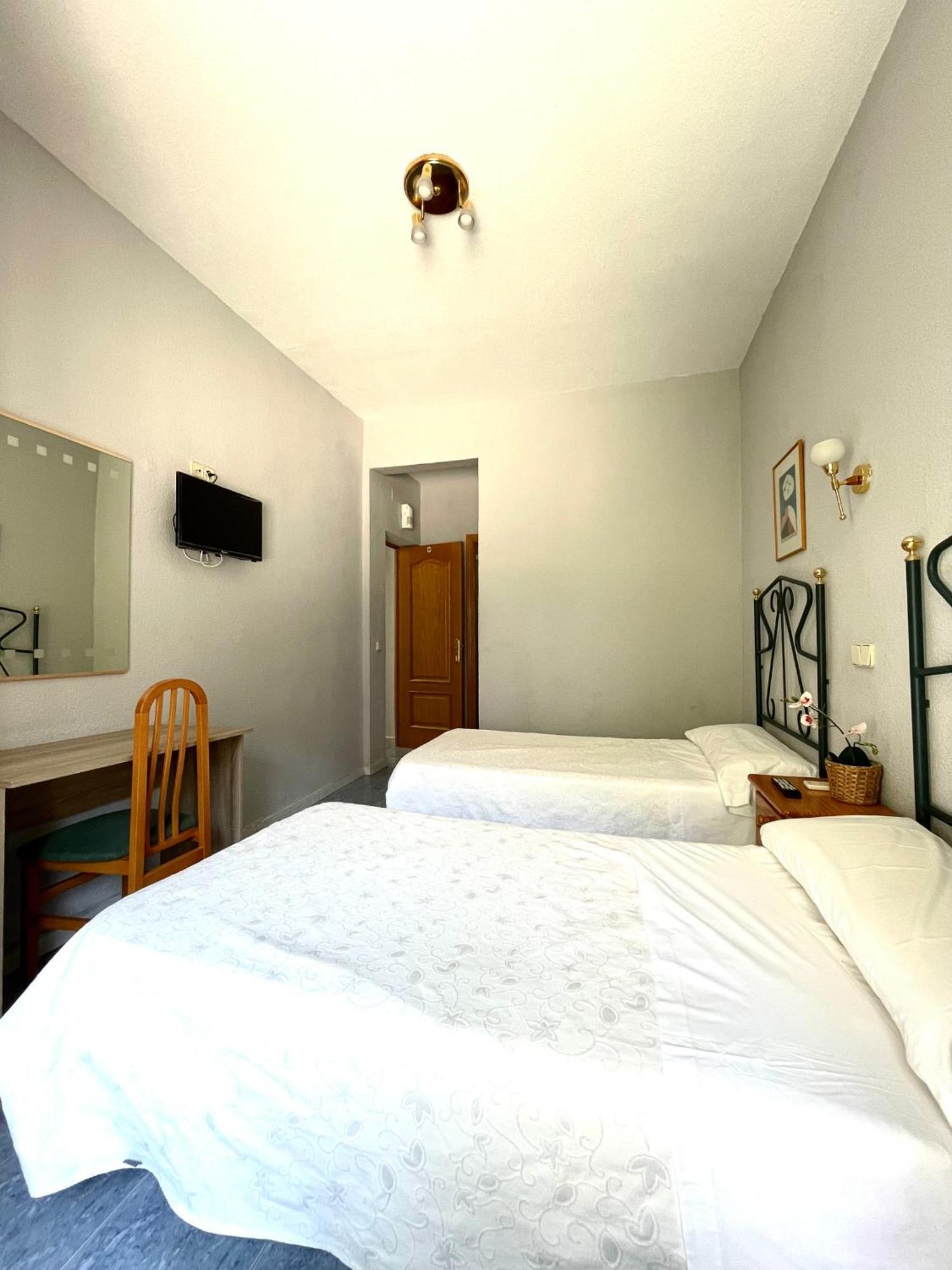 Hostal Fernandez Atocha มาดริด ภายนอก รูปภาพ